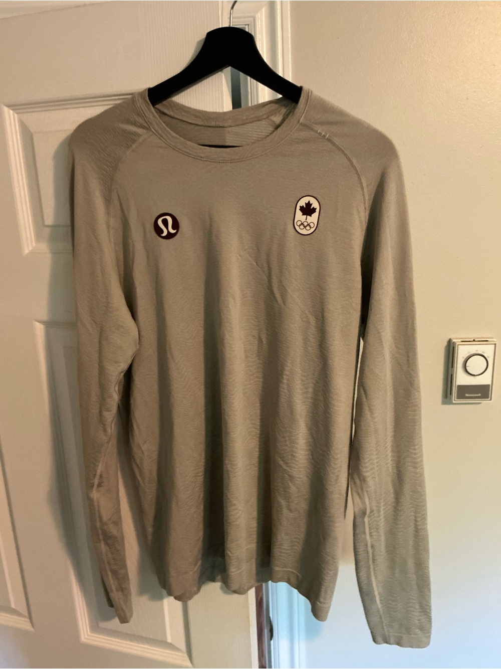 lululemon athletica Men’s Long Sleeve Crew Top - Cream
